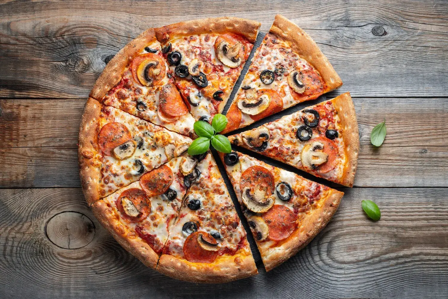 Pizza https://4kym48m6w0dj35od.public.blob.vercel-storage.com/dishes/internal/pizza-1759360959561.webp