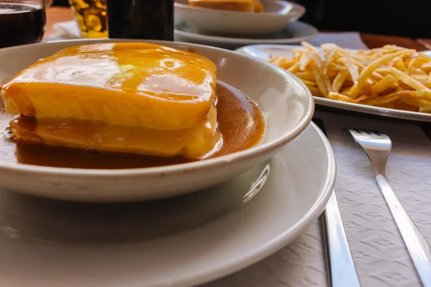 Francesinha Especial Francesinha Especial https://4kym48m6w0dj35od.public.blob.vercel-storage.com/dishes/internal/francesinha-especial-1759419560094.webp