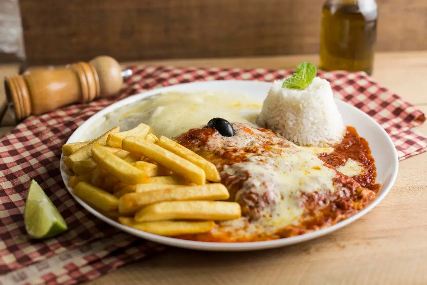 Parmegiana de Carne Parmegiana de Carne https://4kym48m6w0dj35od.public.blob.vercel-storage.com/dishes/internal/parmegiana-de-carne-1762800033530.webp