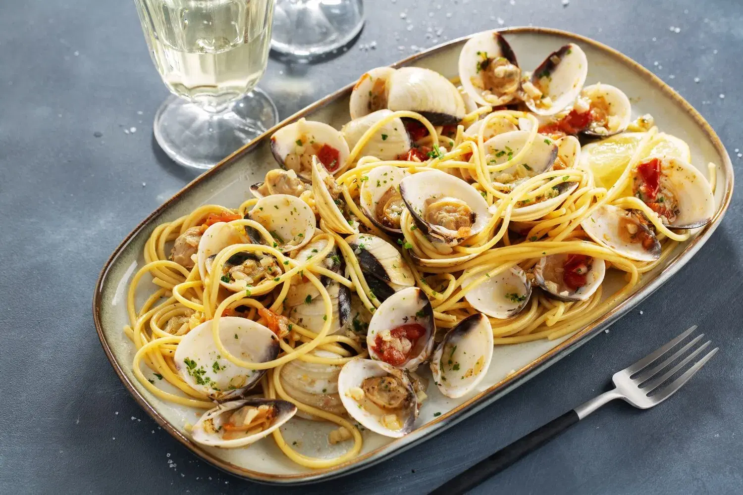 Spaghetti alle Vongole Spaghetti alle Vongole https://4kym48m6w0dj35od.public.blob.vercel-storage.com/dishes/internal/spaghetti-alle-vongole-1760128227889.webp