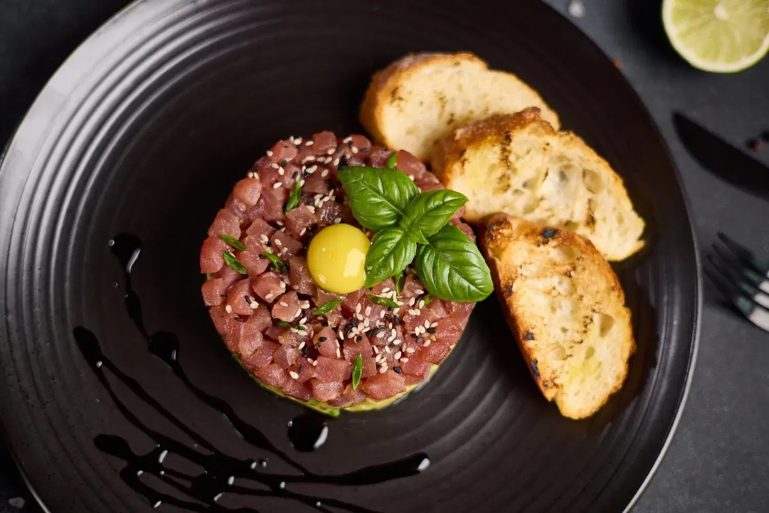 Steak Tartare Steak Tartare https://4kym48m6w0dj35od.public.blob.vercel-storage.com/dishes/internal/steak-tartare-1759361013622.webp